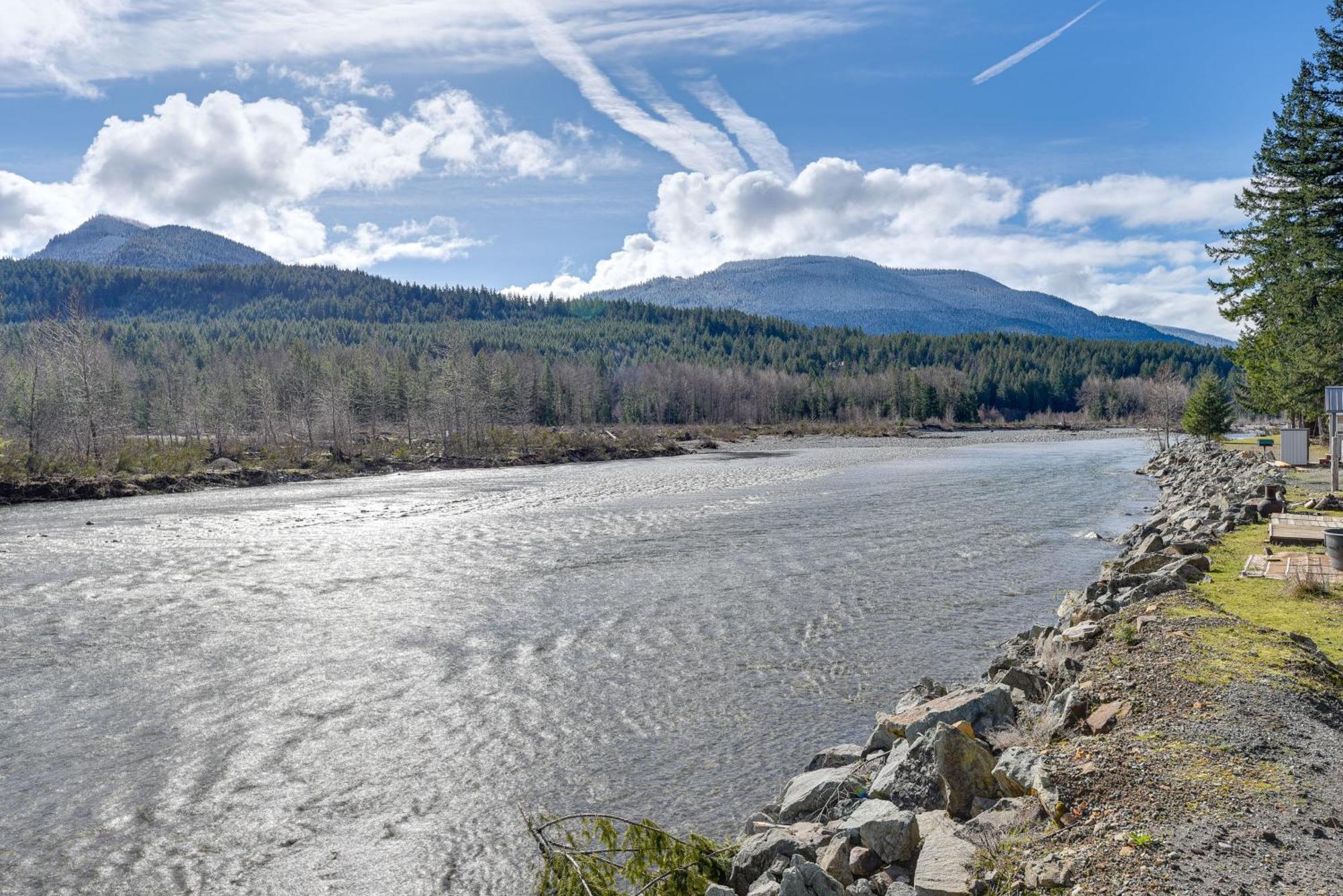 Riverfront Home With Deck, Near Mount Rainier! Packwood Eksteriør billede