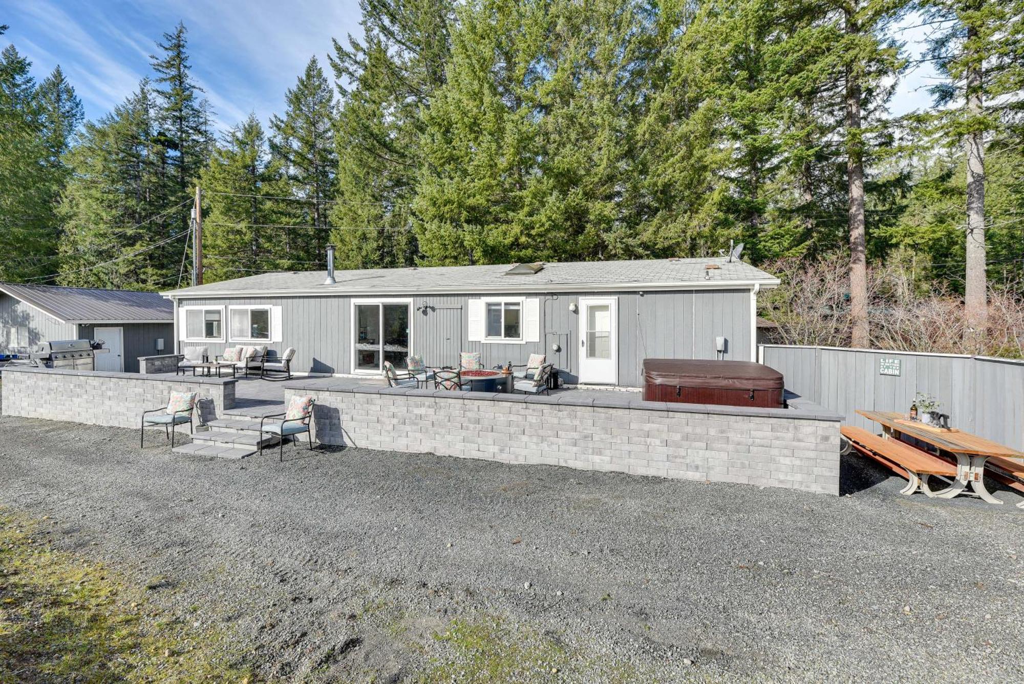 Riverfront Home With Deck, Near Mount Rainier! Packwood Eksteriør billede